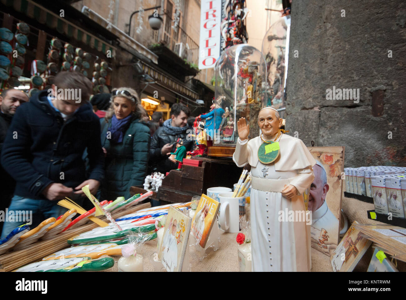 Statua in terracotta del Santo Padre Francesco per la vendita in Via San Gregorio Armeno a Napoli, campania, Italy Foto Stock