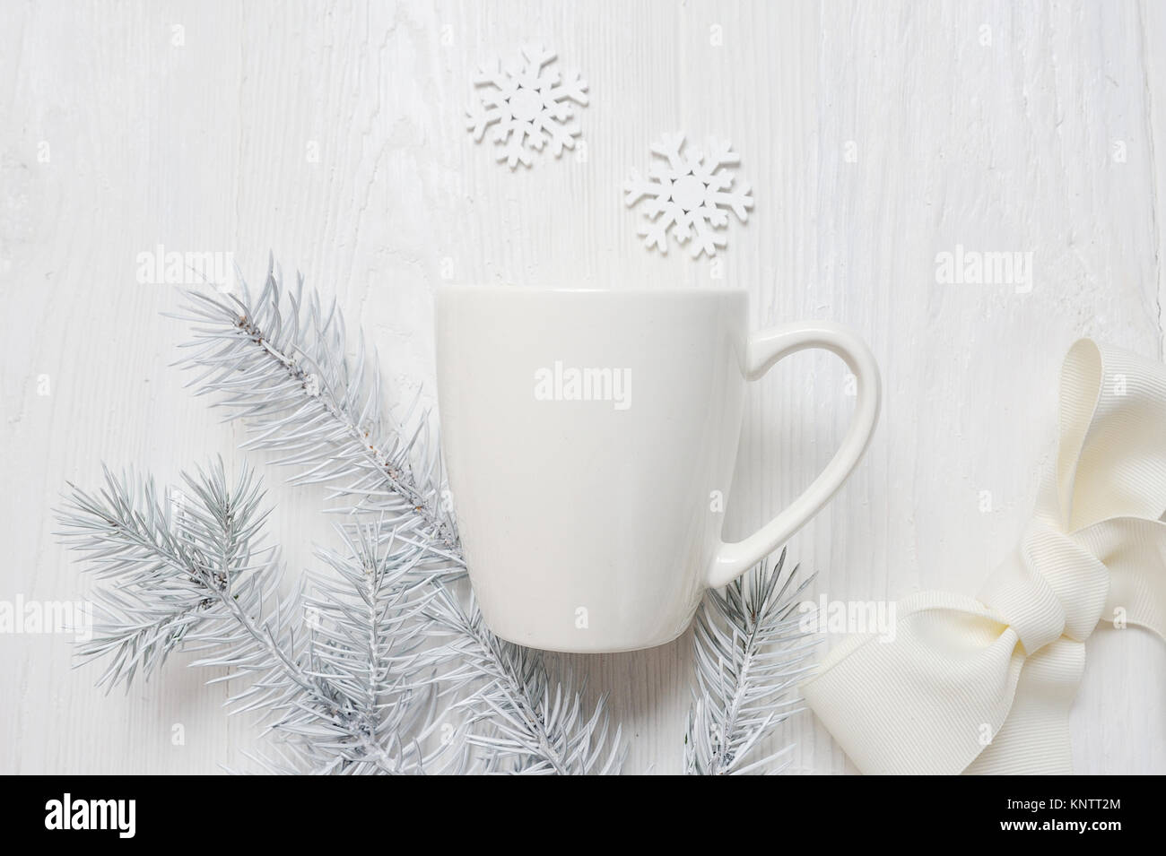 Mockup tazza bianca su uno sfondo di legno, decorazioni di Natale. La vista dall'alto è fotografato Foto Stock