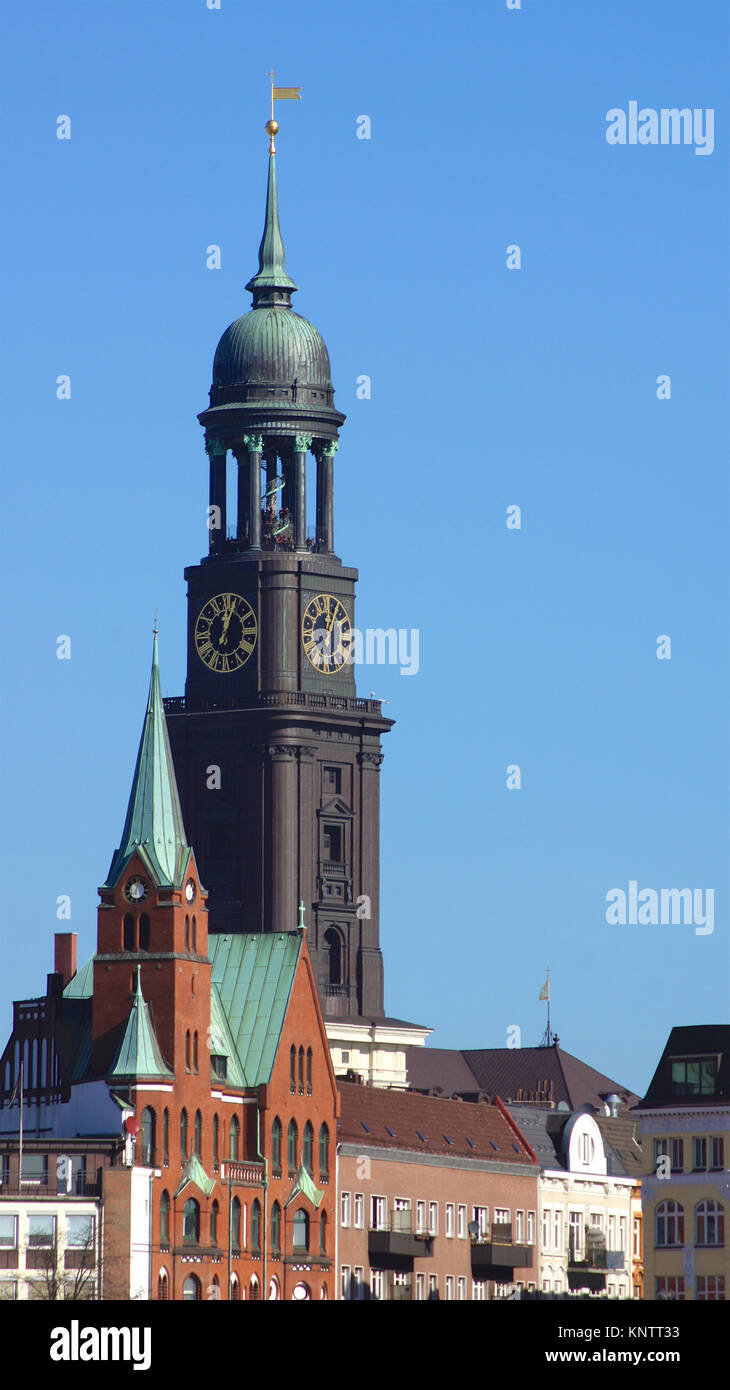 Amburgo, Germania - 8 marzo 2014: Chiesa di St. Michael, Hauptkirche Sankt Michaelis, colloquialmente denominato Michel, è uno di Amburgo luterana cinque chiese principali e la chiesa più famosa della città Foto Stock