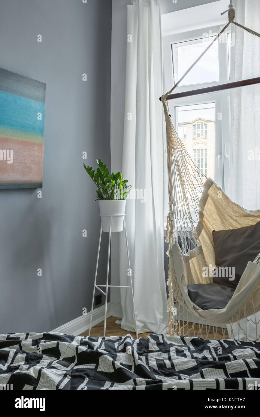 Camera da letto scandinavo con biancheria indoor amaca e dipinto sul muro  Foto stock - Alamy