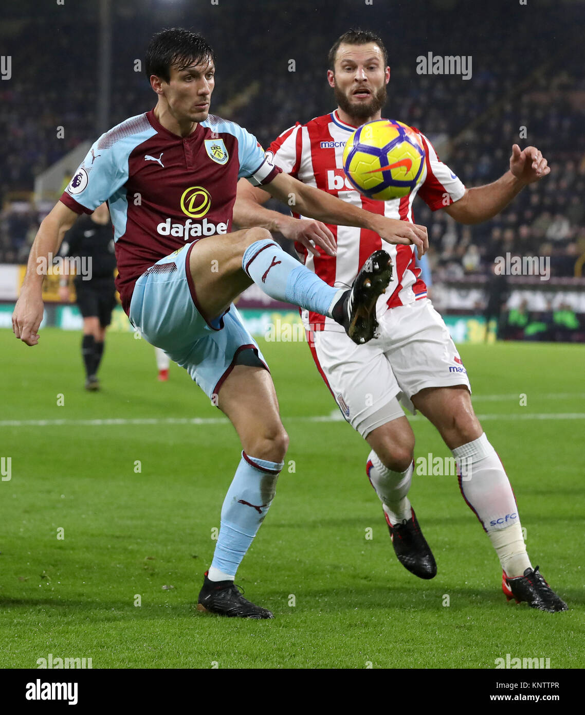 Burnley Jack del sughero (sinistra) e Stoke City's Erik Pieters battaglia per la palla durante il match di Premier League a Turf Moor, Burnley. Foto Stock