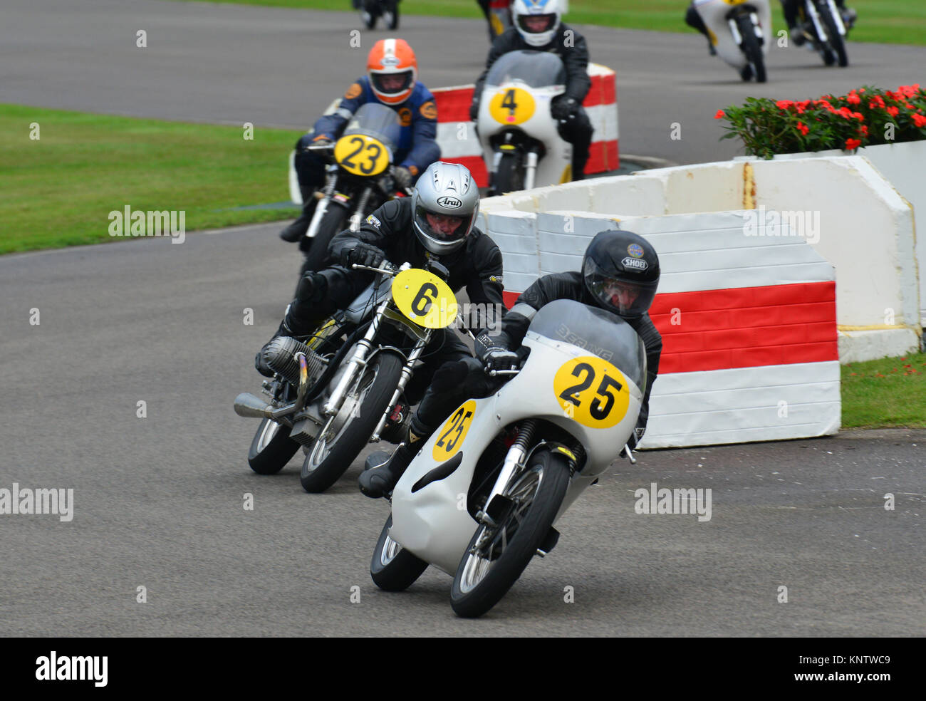 Roger Munsey, Peter equipaggio, Norton Domiracer piombo Sebastien Gutsch, Mike Farrall, Kazcor BMW R50 attraverso la chicane Goodwood 2013, Barry Sheene Foto Stock