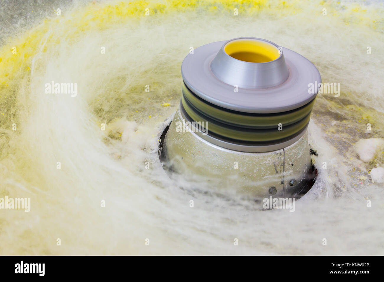 Il cotone Candy macchina la filatura di colore giallo brillante Foto Stock