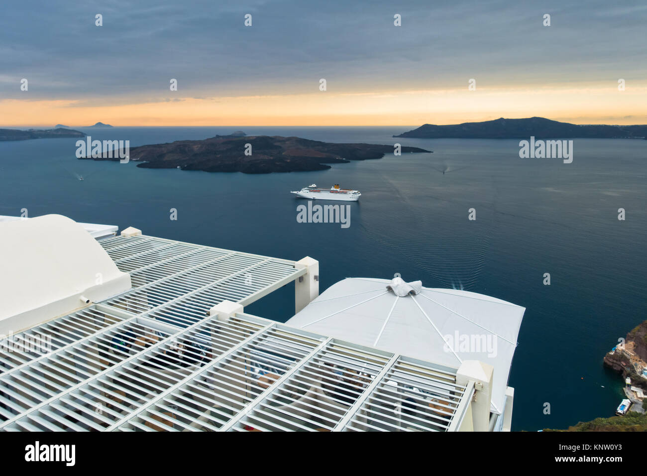 Isola di Vulcano con incrociatori ancorato intorno a Santorini Foto Stock
