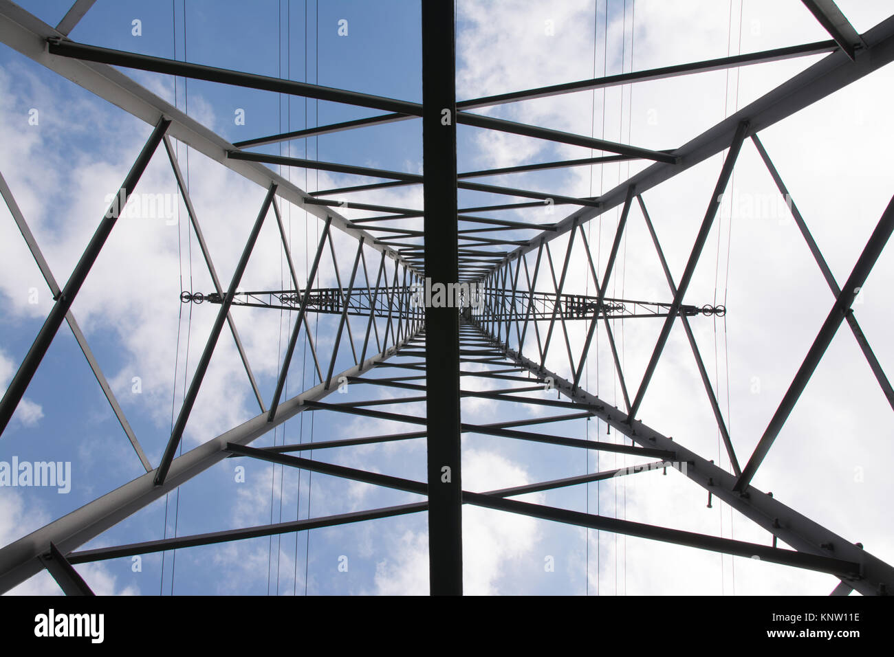 Strutture metalliche Torre linee di potenza ottica diurna cielo blu Foto Stock