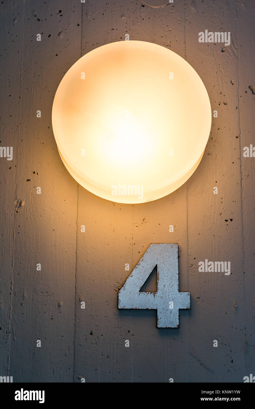 Quattro 4 Appartamento Numero Floor Map in metallo a parete decorazione luminosa Foto Stock