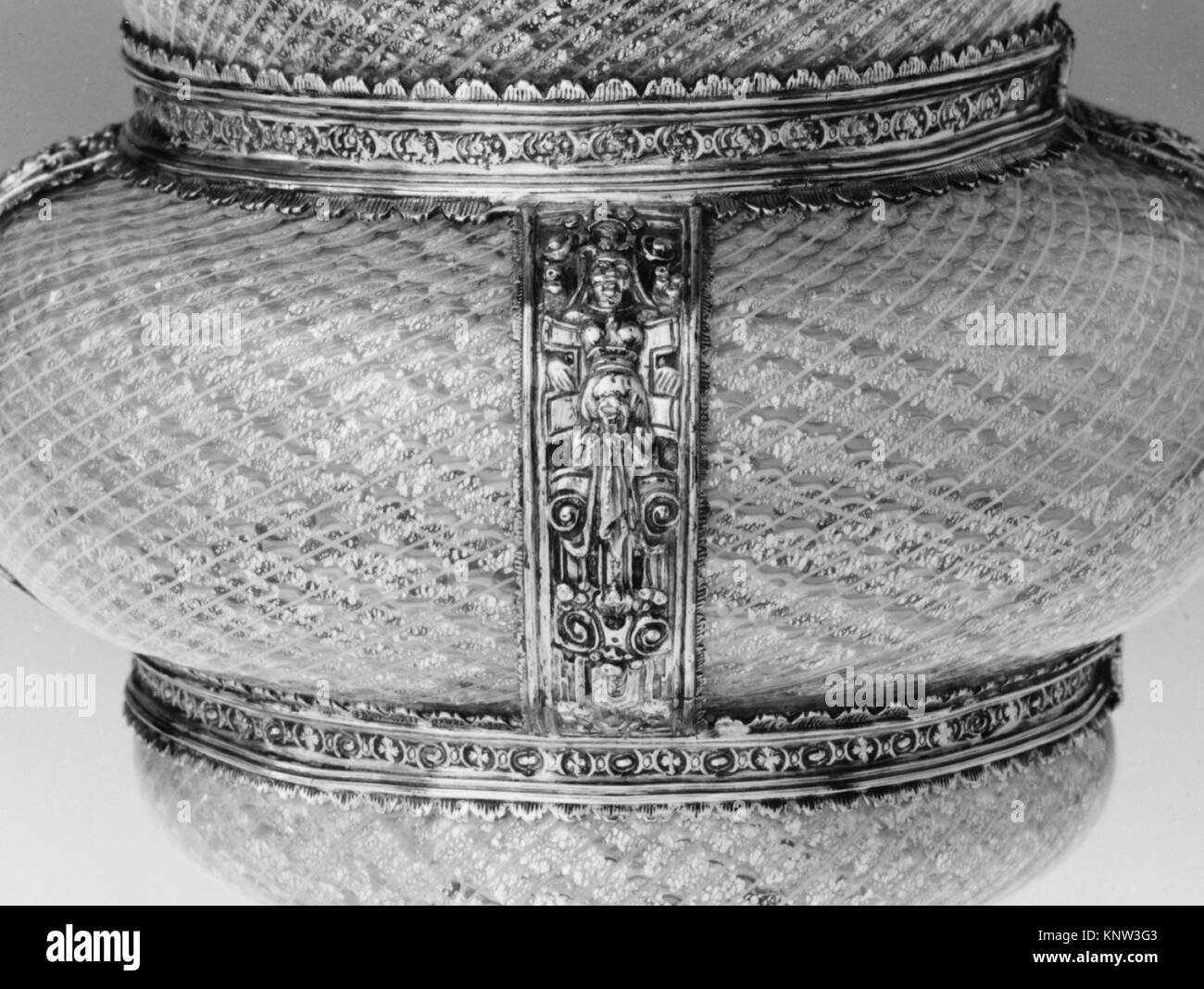 Calice rivestito in metallo con coperchio, stelo e elementi decorativi, che rappresentano l'artigianalità e il design del suo periodo. Foto Stock