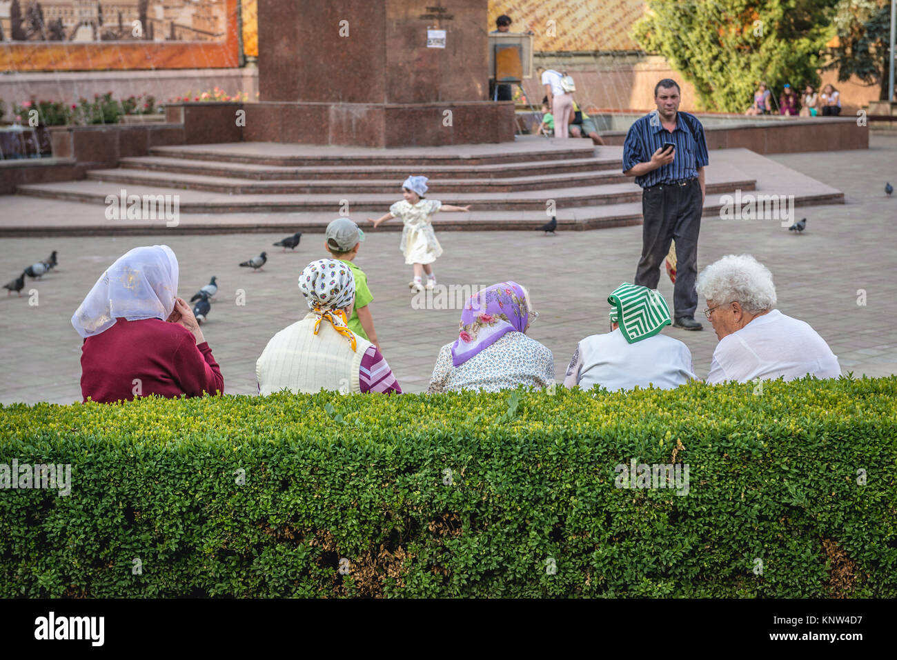 Old ladies in Chernivtsi (Polacco: Czerniowce) Città, centro amministrativo di Chernivtsi Oblast, in Ucraina occidentale Foto Stock