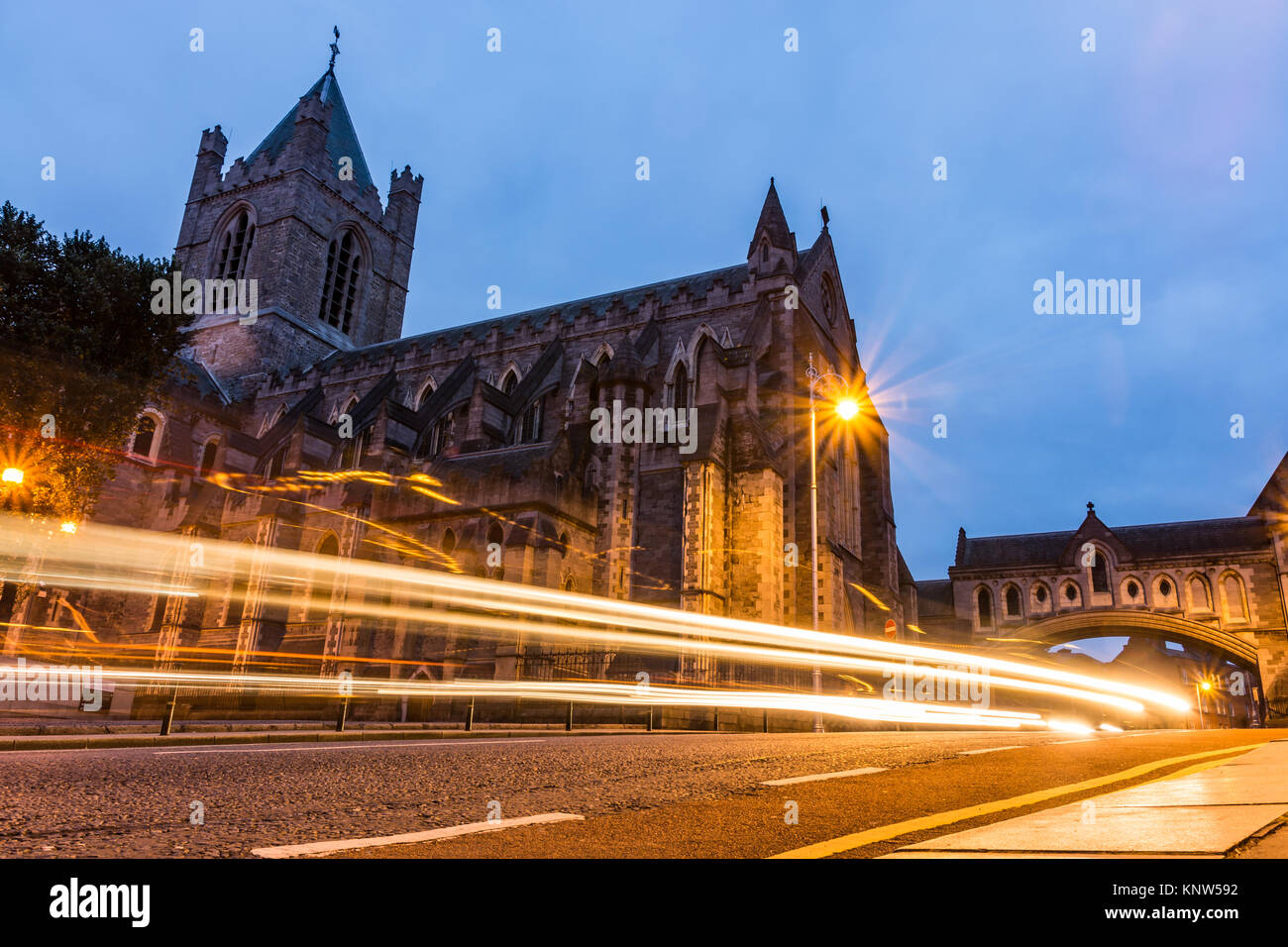 La Chiesa di Cristo ora blu lunga esposizione striature chiare Dublino Irlanda Foto Stock