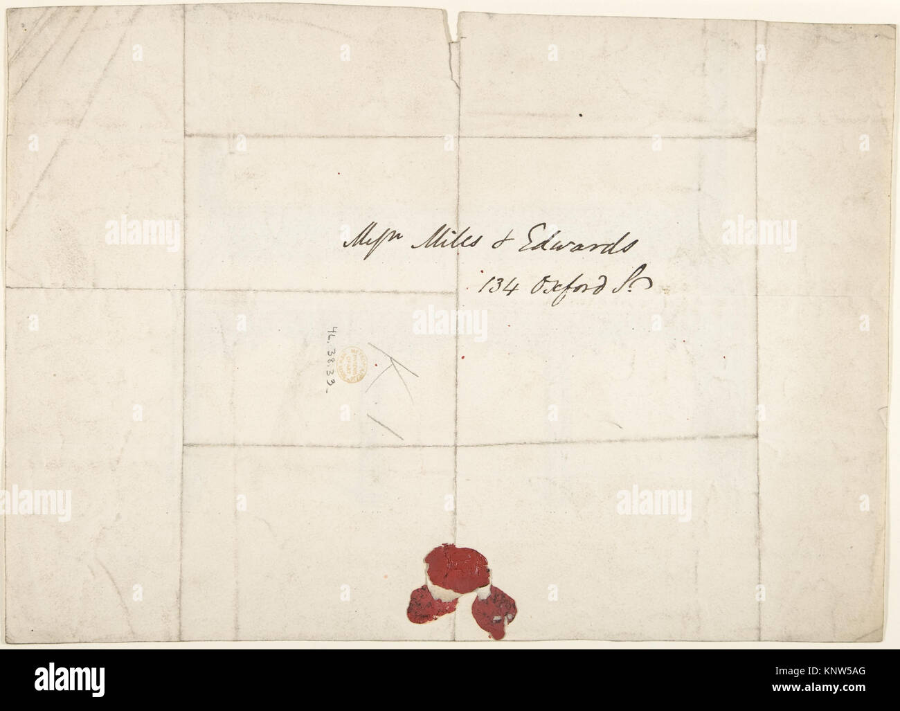 Questo è un design per un tavolino laterale tenuto dal MET, caratterizzato da elementi decorativi dettagliati e uno stile artistico rappresentativo del suo periodo. L'illustrazione mette in risalto l'artigianalità e il design funzionale per l'arredamento domestico. Foto Stock