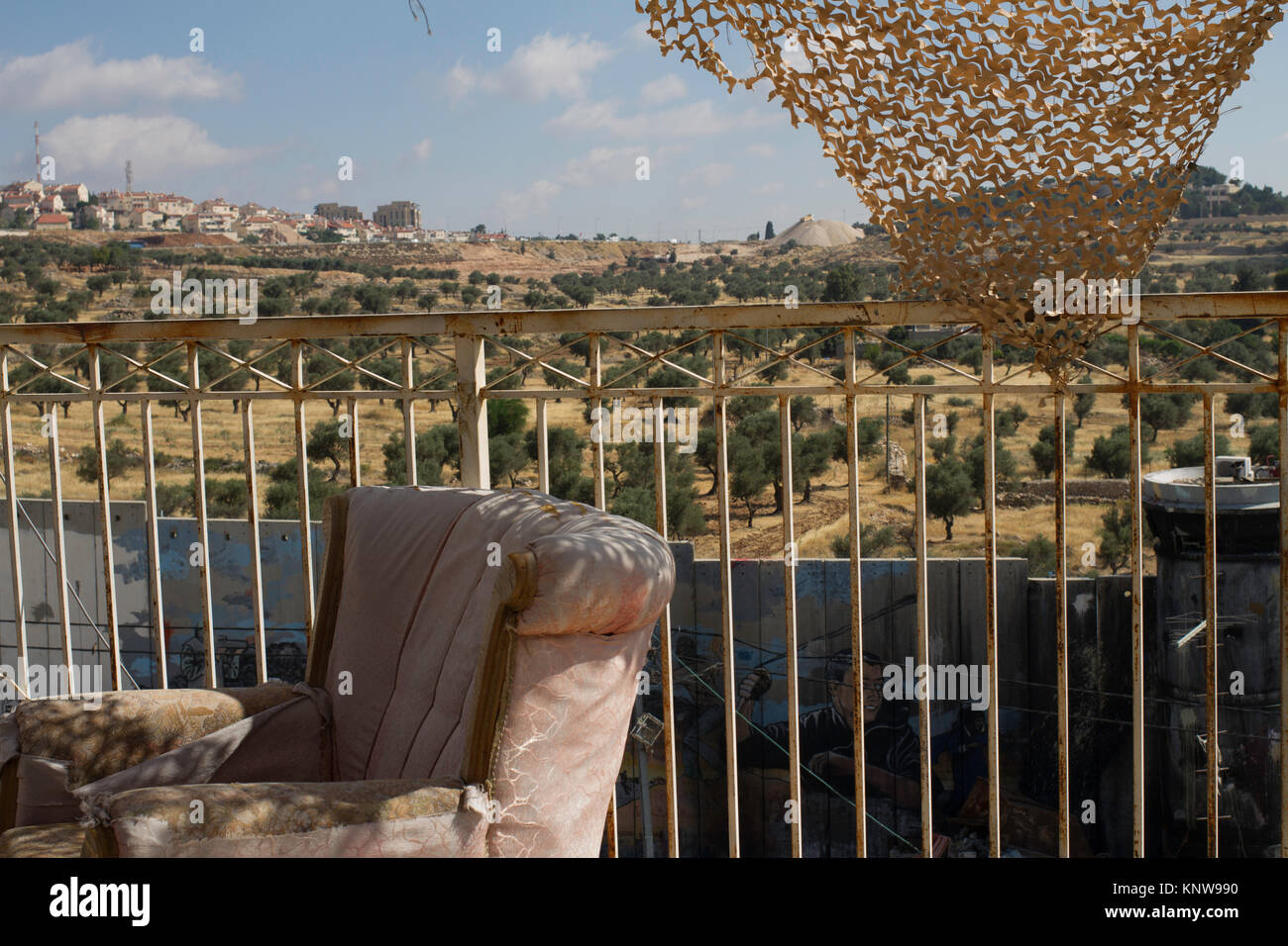 Vista della barriera di separazione, oliveto e di insediamento da Aida Refugee Camp di Betlemme, West Bank, Palestina Foto Stock