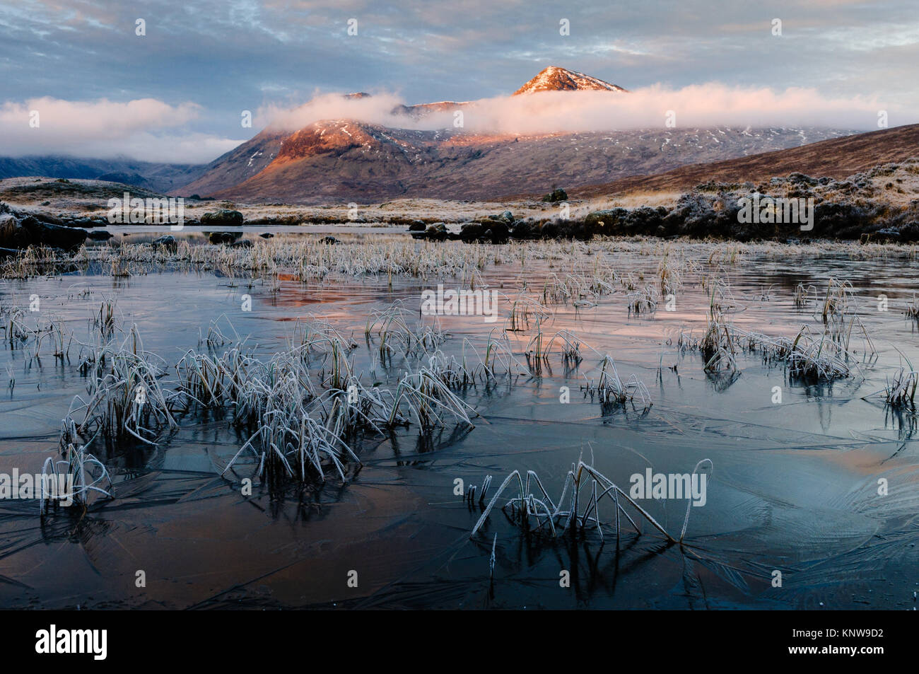 Rannoch Moor, Highlands della Scozia. Questo scatto al ben noto Loch Ba, guardando verso la Blackmount su un congelamento di mattina di dicembre. Foto Stock