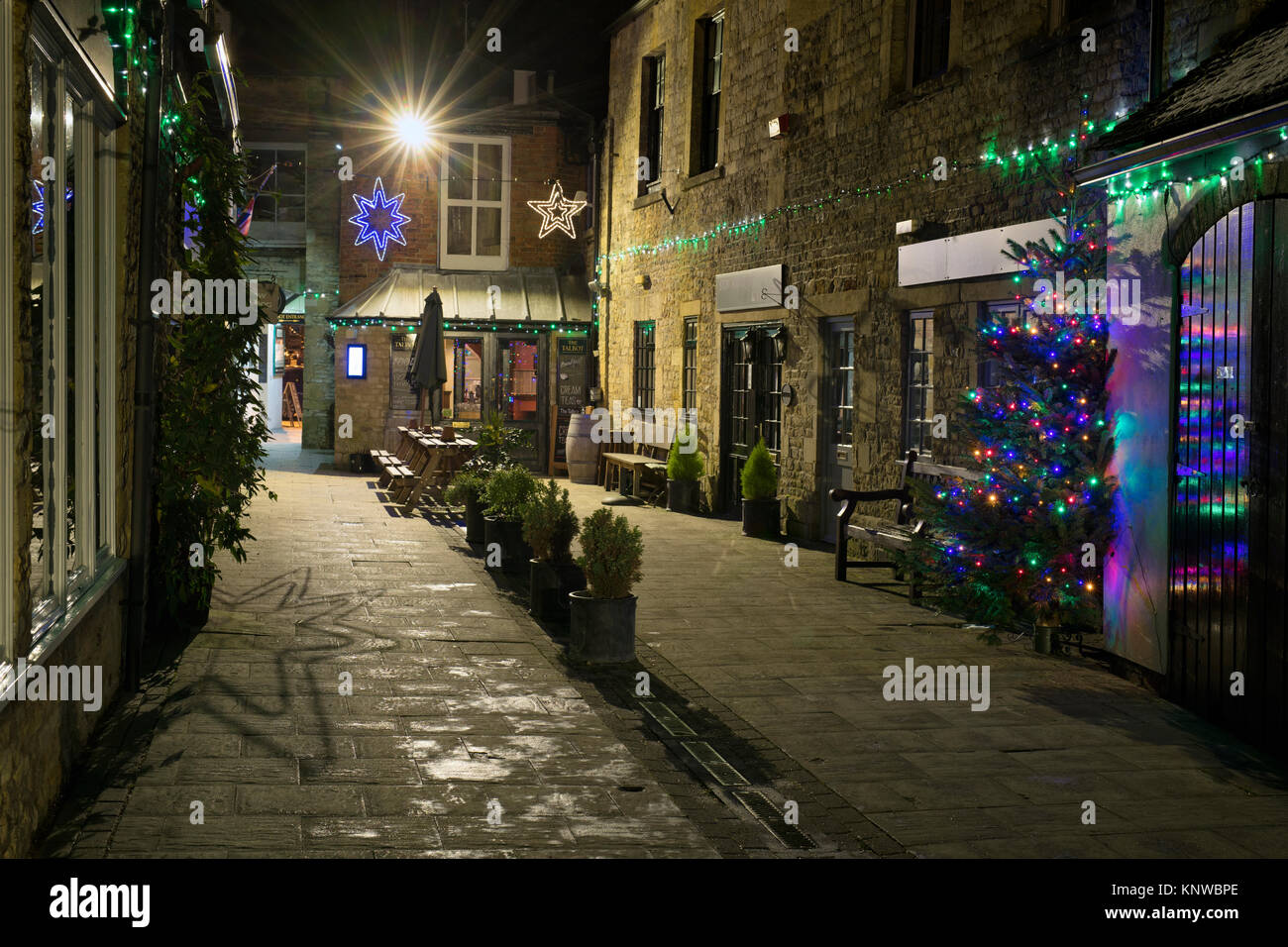 Corte di Talbot con un albero di natale e decorazioni di notte. Stow on the Wold, Cotswolds, Gloucestershire, Inghilterra Foto Stock