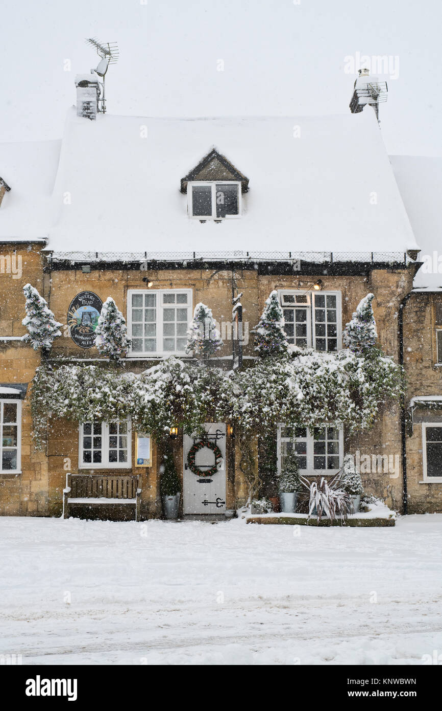 The Queens Head Inn a tempo di natale nella neve. Stow on the Wold, Cotswolds, Gloucestershire, Inghilterra Foto Stock