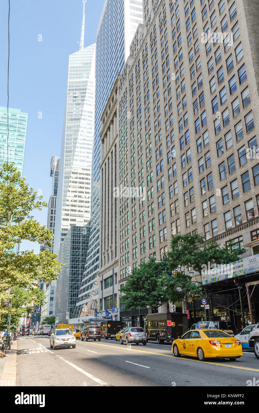 NEW YORK CITY - Lug 22: 42nd Street con il traffico e gli spot pubblicitari sulla luglio 22, 2014 a New York City. 42Nd Street è una delle principali attraversate street noto per Foto Stock