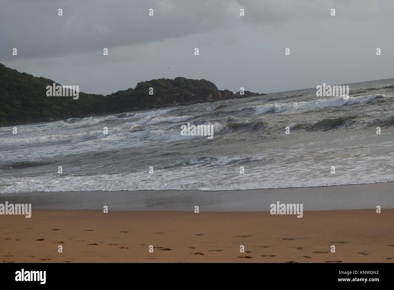Spiaggia di sabbia di immagini su un giorno nuvoloso. Raffreddare la spiaggia con nessun popolo. Bellissima spiaggia sfondo per sito web o desktop. Mare / oceano / spiaggia vista. Foto Stock