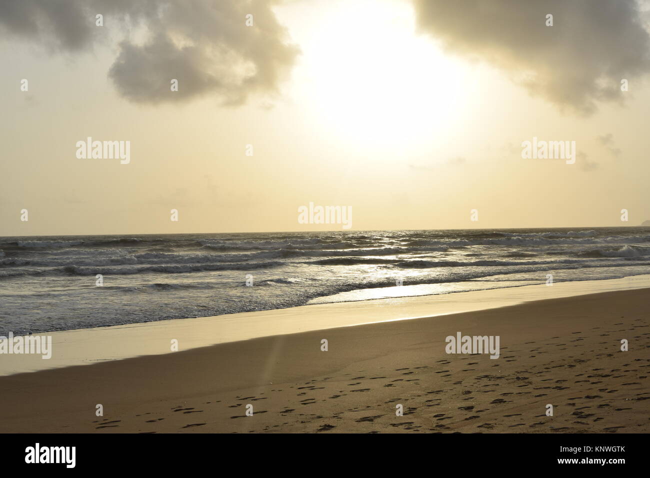 Spiaggia di sabbia di immagini su un giorno nuvoloso. Raffreddare la spiaggia con nessun popolo. Bellissima spiaggia sfondo per sito web o desktop. Mare / oceano / spiaggia vista. Foto Stock
