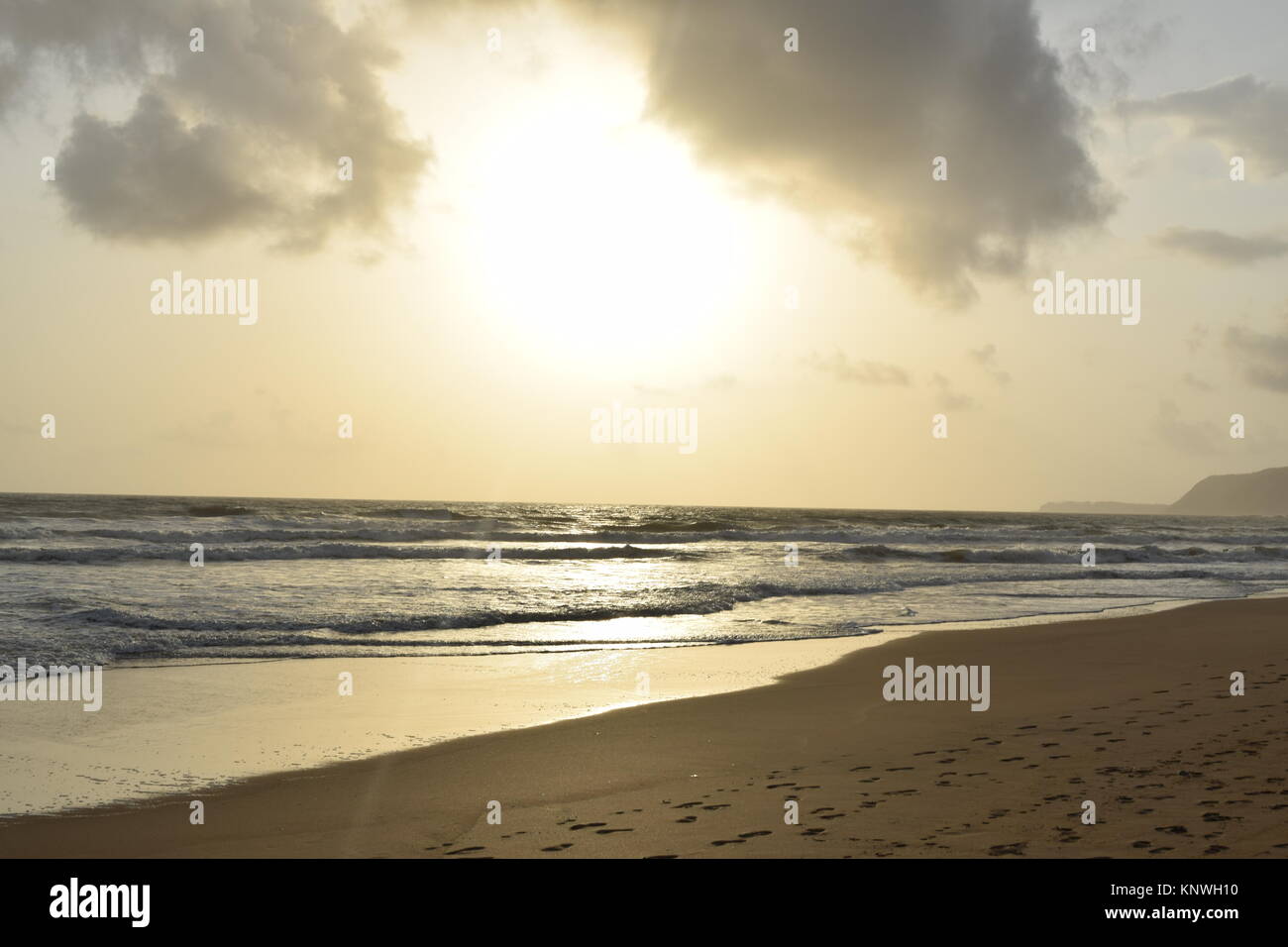 Spiaggia di sabbia di immagini su un giorno nuvoloso. Raffreddare la spiaggia con nessun popolo. Bellissima spiaggia sfondo per sito web o desktop. Mare / oceano / spiaggia vista. Foto Stock