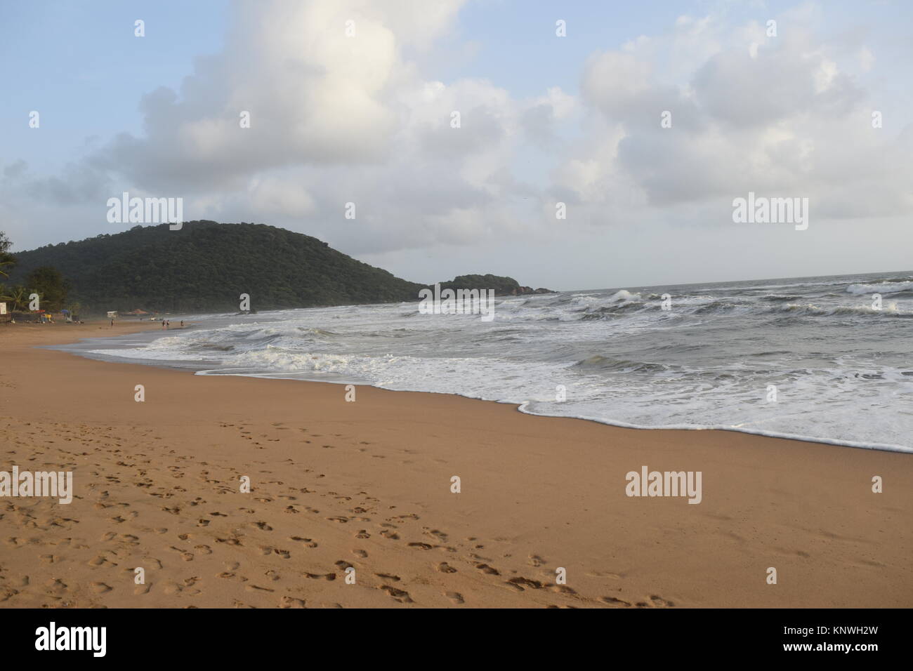 Spiaggia di sabbia di immagini su un giorno nuvoloso. Raffreddare la spiaggia con nessun popolo. Bellissima spiaggia sfondo per sito web o desktop. Mare / oceano / spiaggia vista. Foto Stock