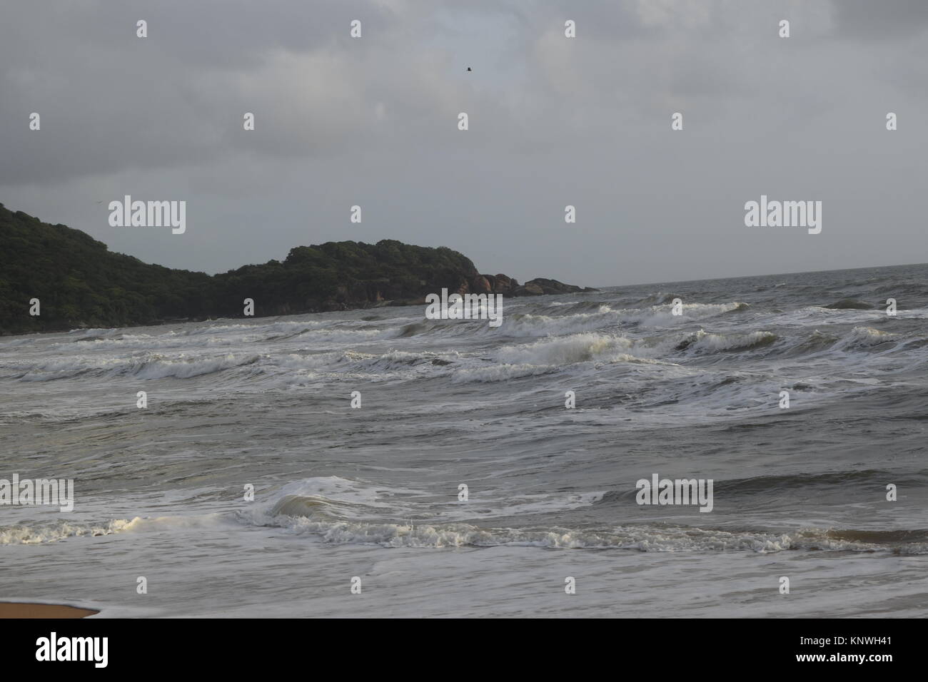 Spiaggia di sabbia di immagini su un giorno nuvoloso. Raffreddare la spiaggia con nessun popolo. Bellissima spiaggia sfondo per sito web o desktop. Mare / oceano / spiaggia vista. Foto Stock