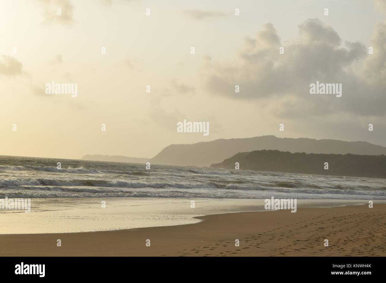 Spiaggia di sabbia di immagini su un giorno nuvoloso. Raffreddare la spiaggia con nessun popolo. Bellissima spiaggia sfondo per sito web o desktop. Mare / oceano / spiaggia vista. Foto Stock