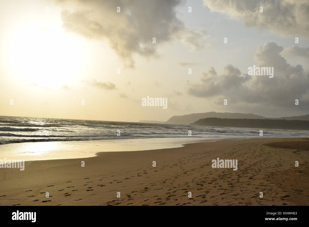 Spiaggia di sabbia di immagini su un giorno nuvoloso. Raffreddare la spiaggia con nessun popolo. Bellissima spiaggia sfondo per sito web o desktop. Mare / oceano / spiaggia vista. Foto Stock