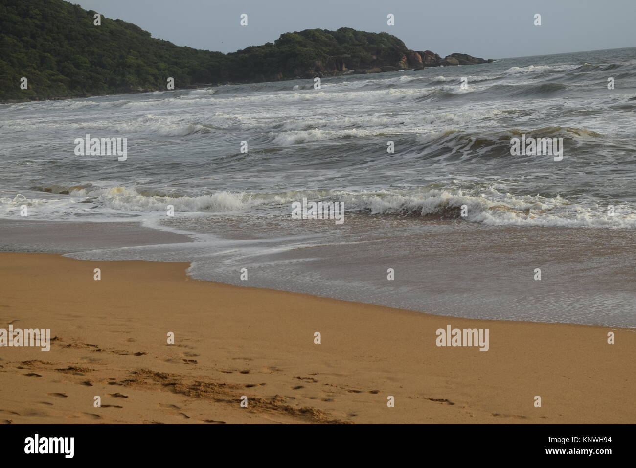 Spiaggia di sabbia di immagini su un giorno nuvoloso. Raffreddare la spiaggia con nessun popolo. Bellissima spiaggia sfondo per sito web o desktop. Mare / oceano / spiaggia vista. Foto Stock