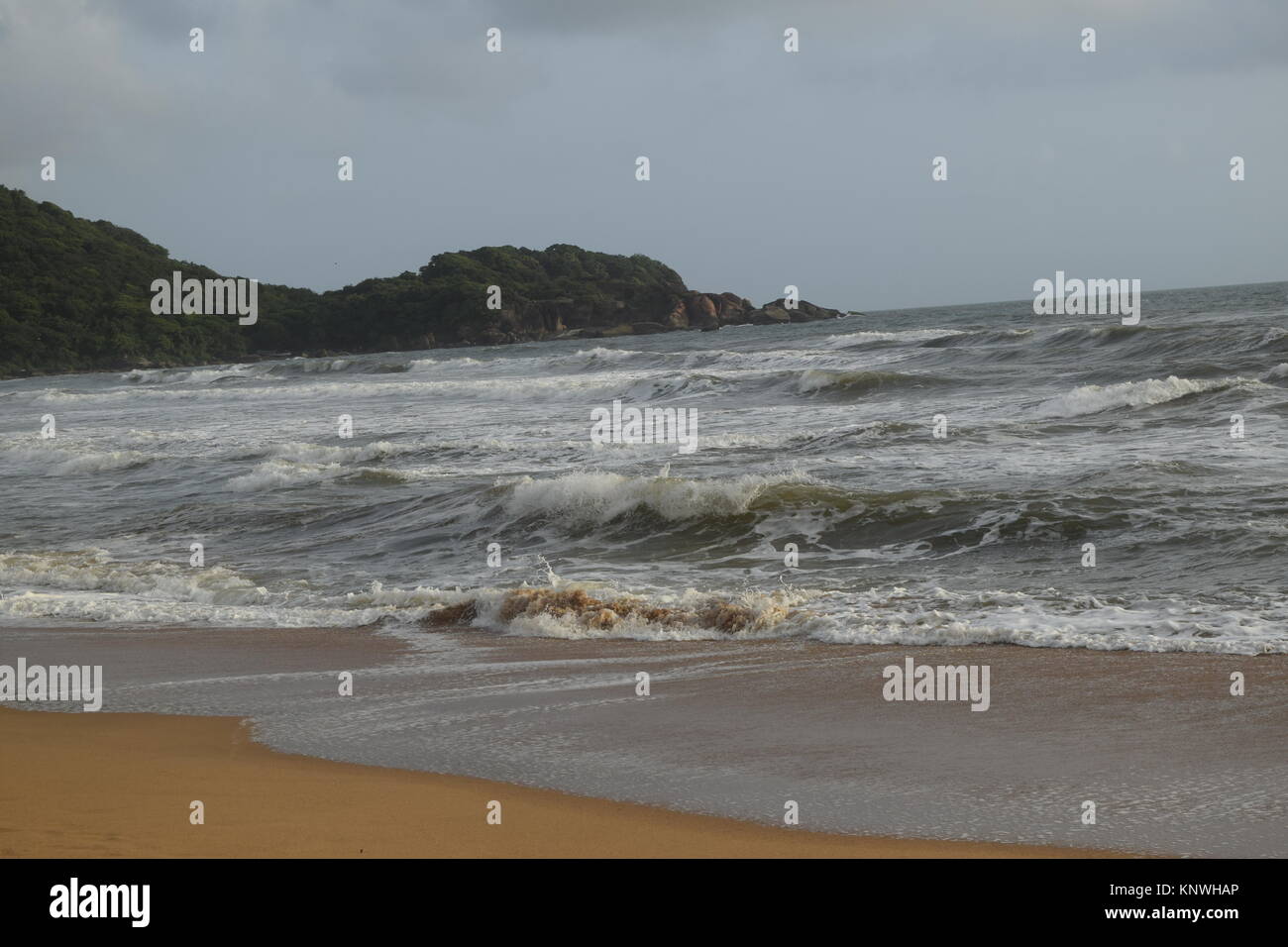 Spiaggia di sabbia di immagini su un giorno nuvoloso. Raffreddare la spiaggia con nessun popolo. Bellissima spiaggia sfondo per sito web o desktop. Mare / oceano / spiaggia vista. Foto Stock
