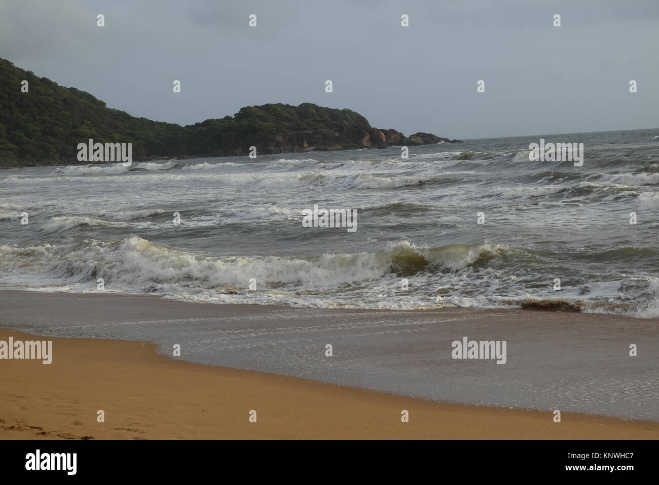 Spiaggia di sabbia di immagini su un giorno nuvoloso. Raffreddare la spiaggia con nessun popolo. Bellissima spiaggia sfondo per sito web o desktop. Mare / oceano / spiaggia vista. Foto Stock