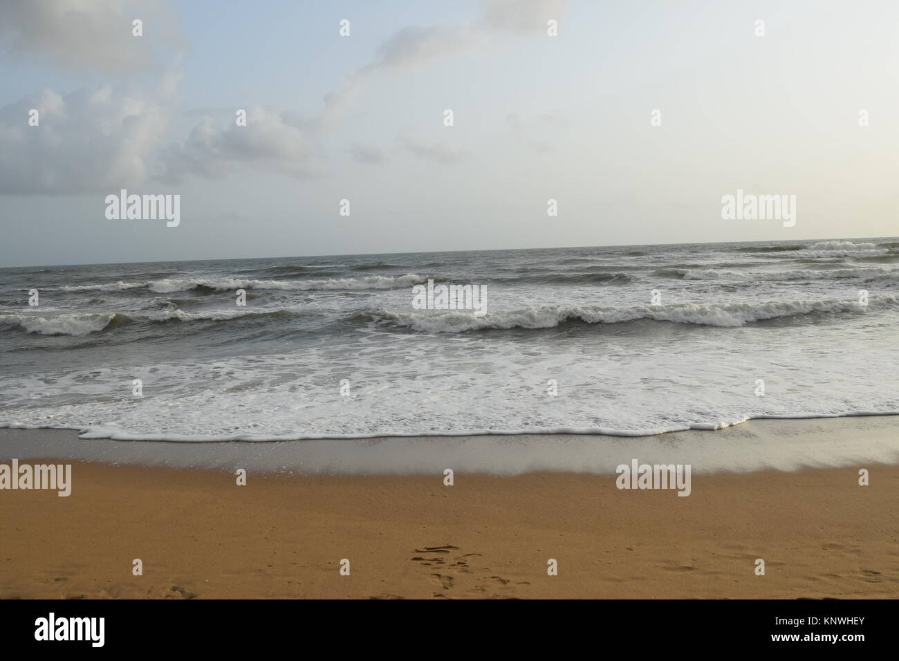 Spiaggia di sabbia di immagini su un giorno nuvoloso. Raffreddare la spiaggia con nessun popolo. Bellissima spiaggia sfondo per sito web o desktop. Mare / oceano / spiaggia vista. Foto Stock
