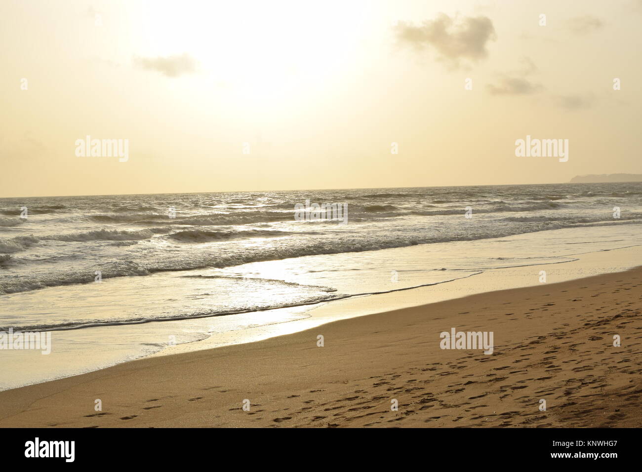 Spiaggia di sabbia di immagini su un giorno nuvoloso. Raffreddare la spiaggia con nessun popolo. Bellissima spiaggia sfondo per sito web o desktop. Mare / oceano / spiaggia vista. Foto Stock