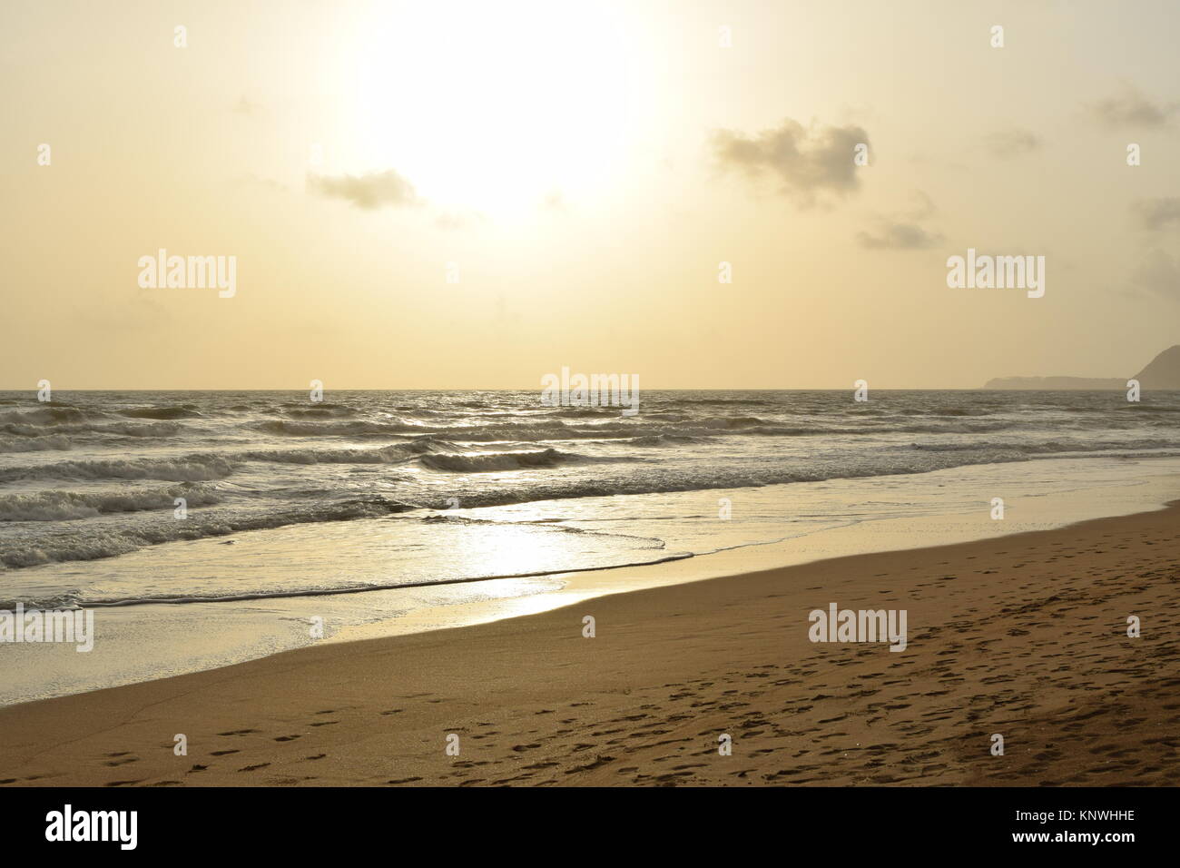 Spiaggia di sabbia di immagini su un giorno nuvoloso. Raffreddare la spiaggia con nessun popolo. Bellissima spiaggia sfondo per sito web o desktop. Mare / oceano / spiaggia vista. Foto Stock