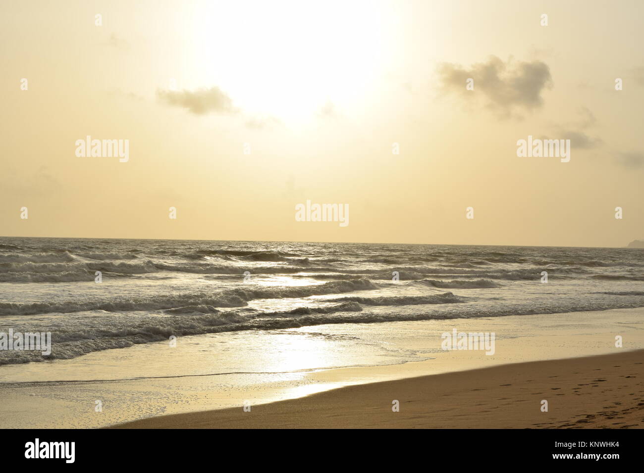 Spiaggia di sabbia di immagini su un giorno nuvoloso. Raffreddare la spiaggia con nessun popolo. Bellissima spiaggia sfondo per sito web o desktop. Mare / oceano / spiaggia vista. Foto Stock