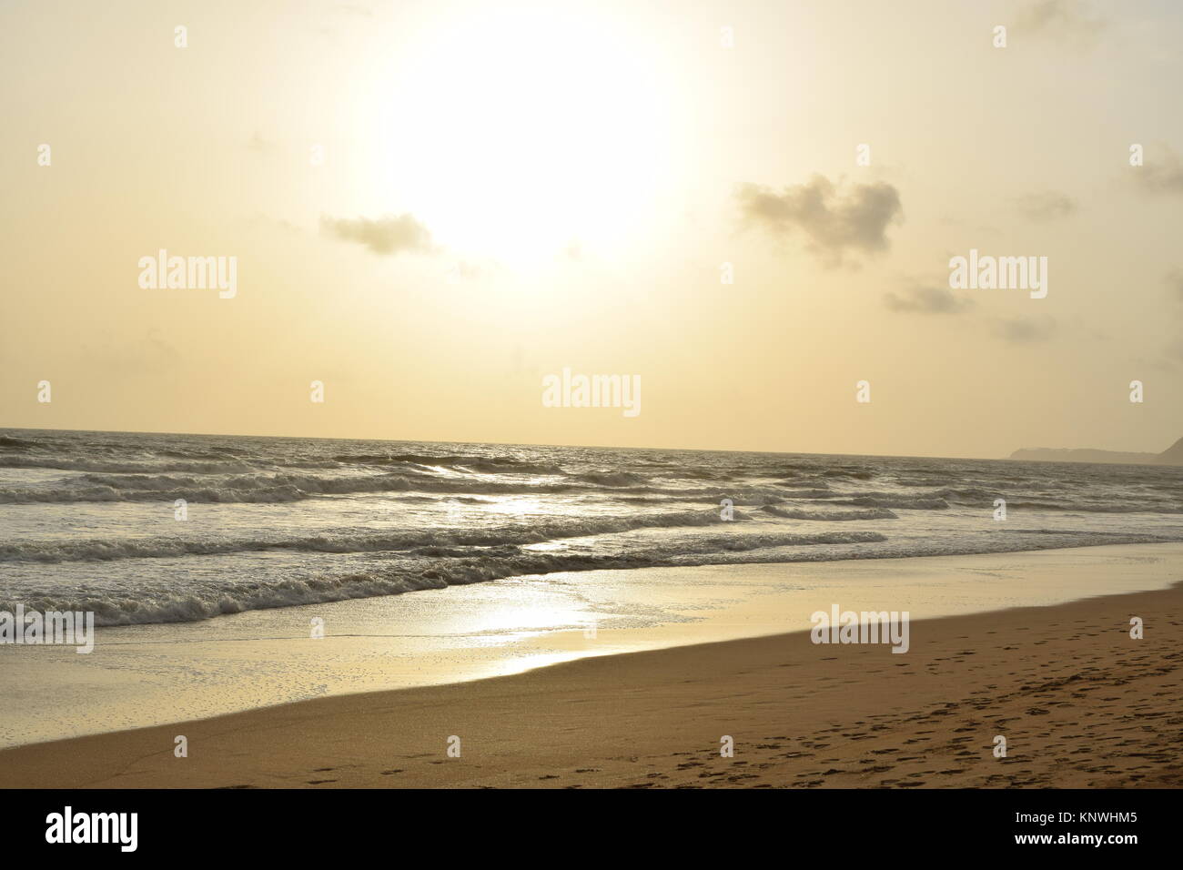 Spiaggia di sabbia di immagini su un giorno nuvoloso. Raffreddare la spiaggia con nessun popolo. Bellissima spiaggia sfondo per sito web o desktop. Mare / oceano / spiaggia vista. Foto Stock