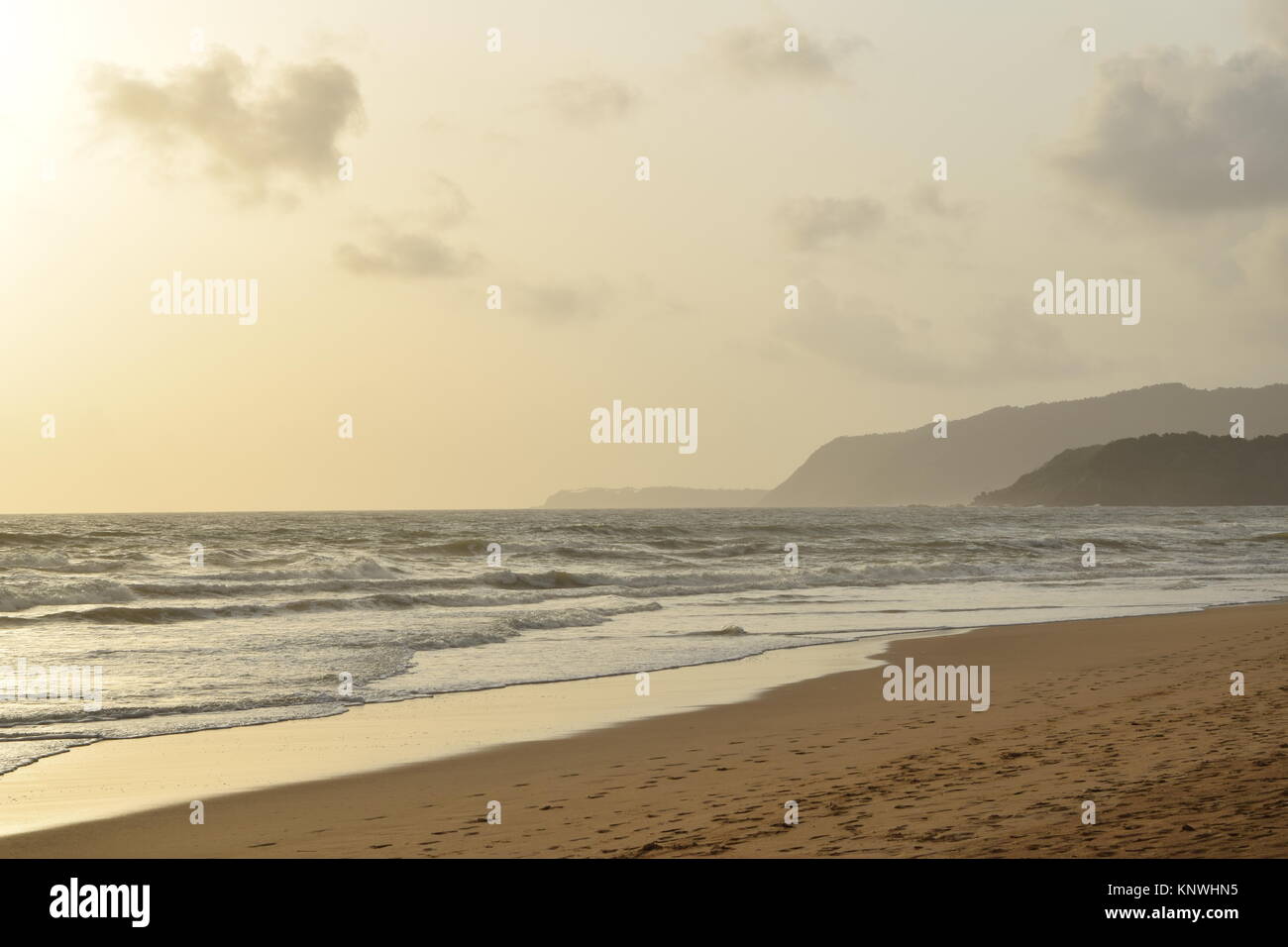 Spiaggia di sabbia di immagini su un giorno nuvoloso. Raffreddare la spiaggia con nessun popolo. Bellissima spiaggia sfondo per sito web o desktop. Mare / oceano / spiaggia vista. Foto Stock