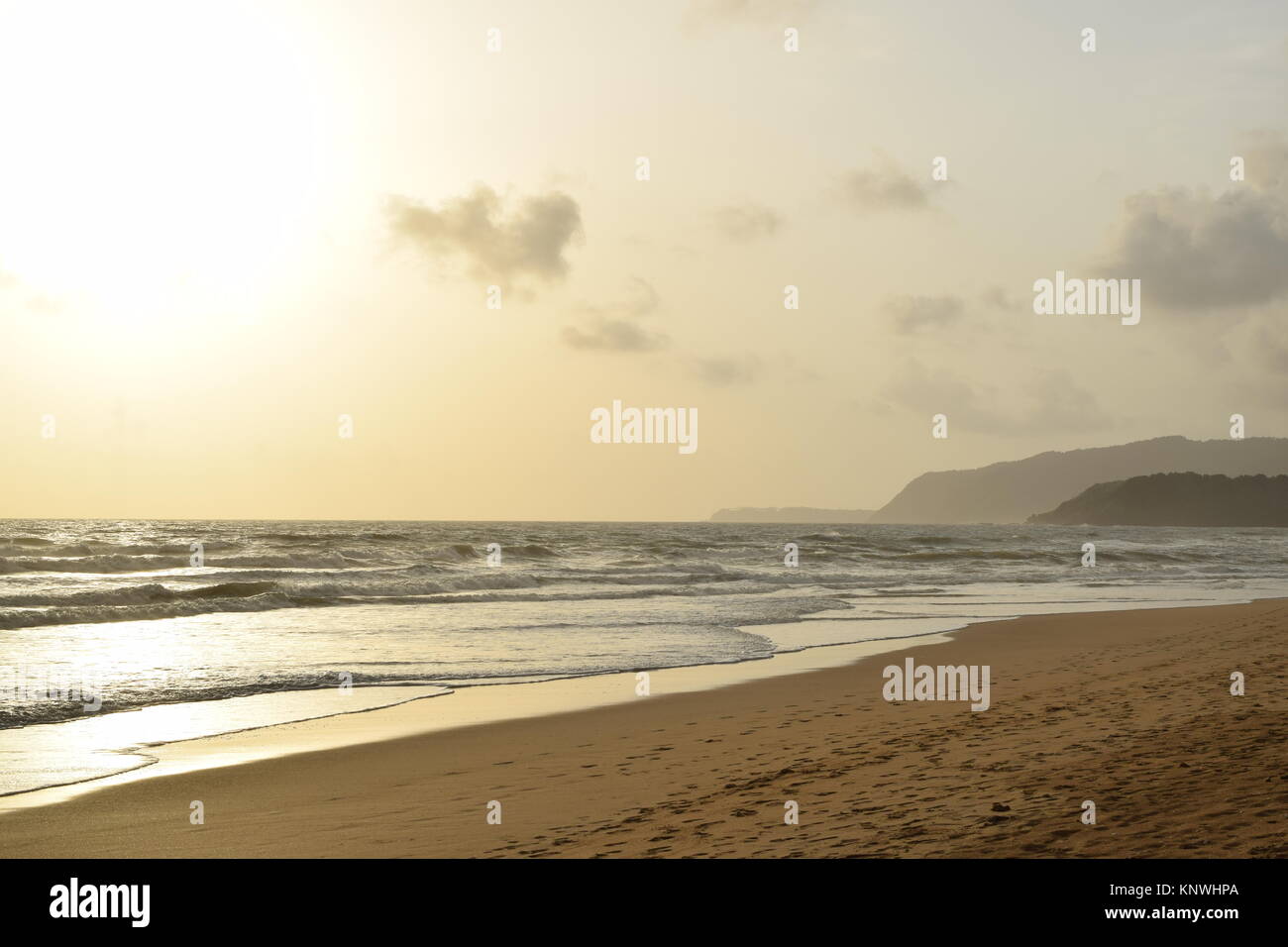 Spiaggia di sabbia di immagini su un giorno nuvoloso. Raffreddare la spiaggia con nessun popolo. Bellissima spiaggia sfondo per sito web o desktop. Mare / oceano / spiaggia vista. Foto Stock