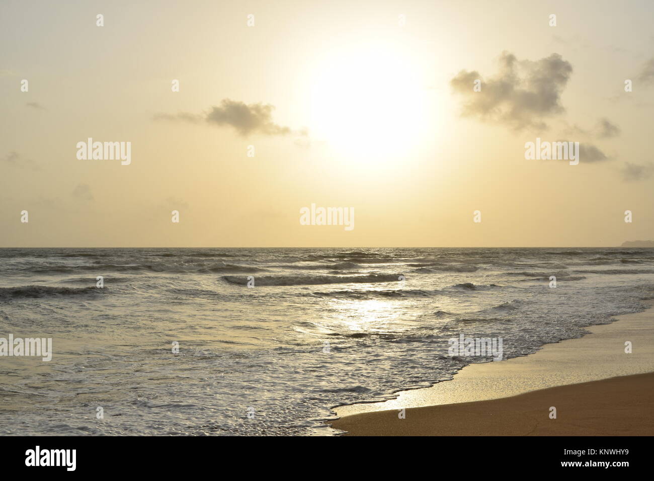 Spiaggia Di Sabbia Di Immagini Su Un Giorno Nuvoloso Raffreddare La Spiaggia Con Nessun Popolo Bellissima Spiaggia Sfondo Per Sito Web O Desktop Mare Oceano Spiaggia Vista Foto Stock Alamy