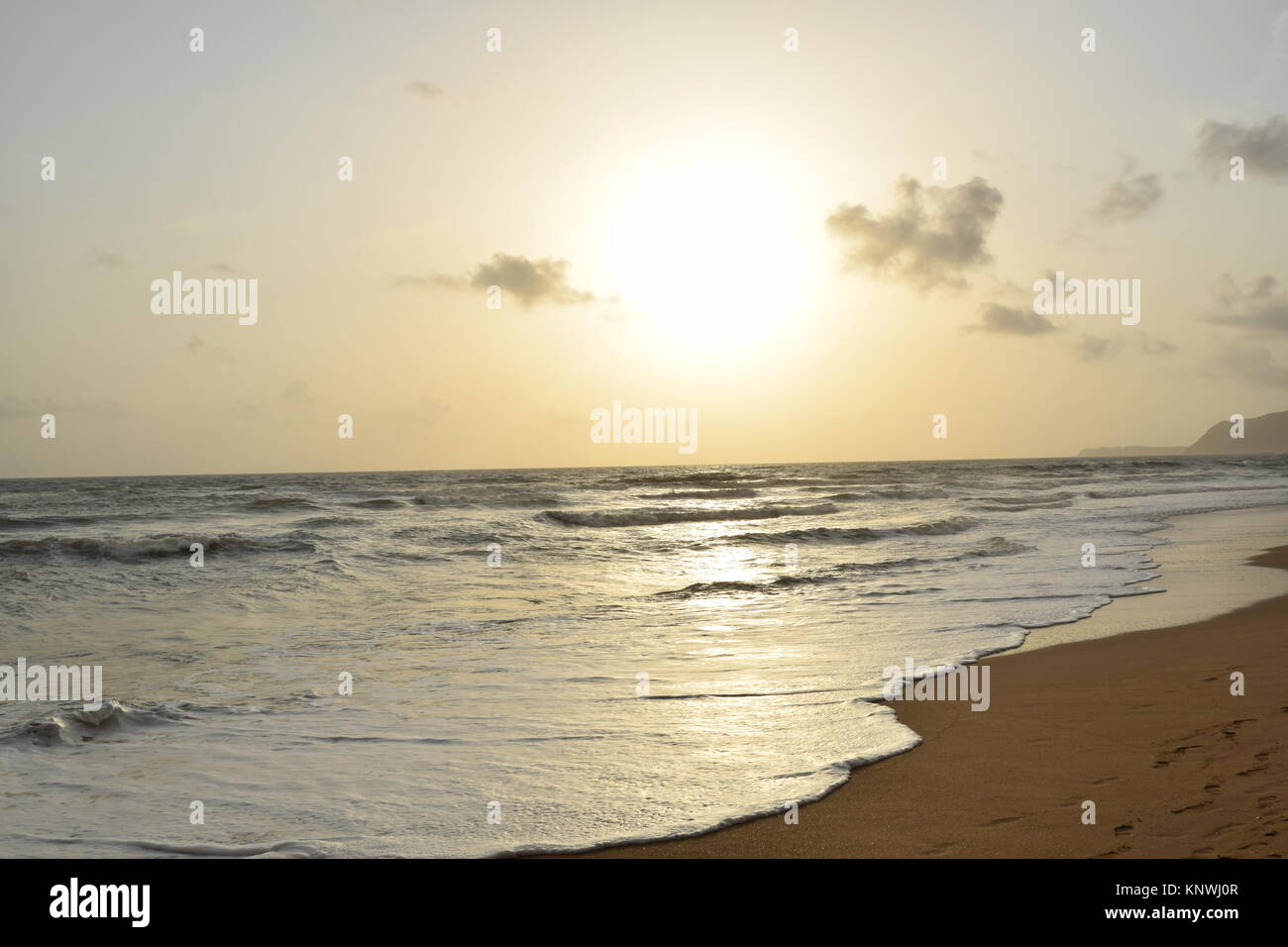 Spiaggia di sabbia di immagini su un giorno nuvoloso. Raffreddare la spiaggia con nessun popolo. Bellissima spiaggia sfondo per sito web o desktop. Mare / oceano / spiaggia vista. Foto Stock