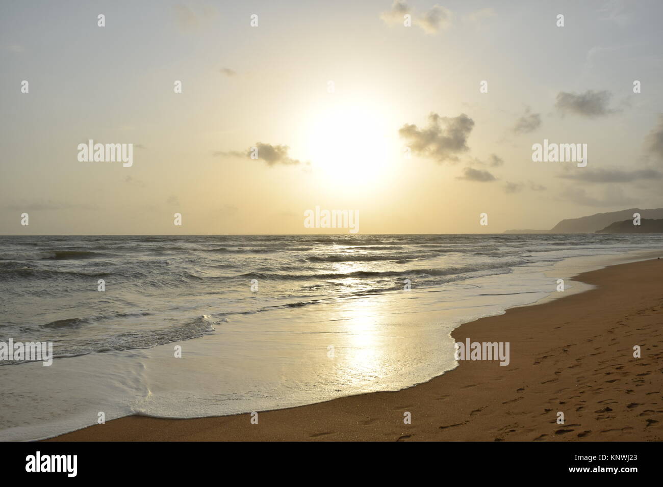 Spiaggia di sabbia di immagini su un giorno nuvoloso. Raffreddare la spiaggia con nessun popolo. Bellissima spiaggia sfondo per sito web o desktop. Mare / oceano / spiaggia vista. Foto Stock