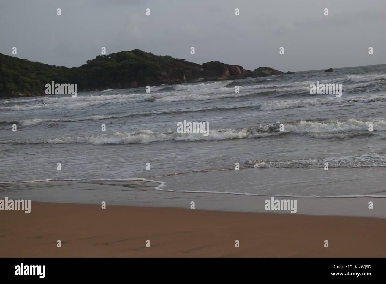 Spiaggia di sabbia di immagini su un giorno nuvoloso. Raffreddare la spiaggia con nessun popolo. Bellissima spiaggia sfondo per sito web o desktop. Mare / oceano / spiaggia vista. Foto Stock