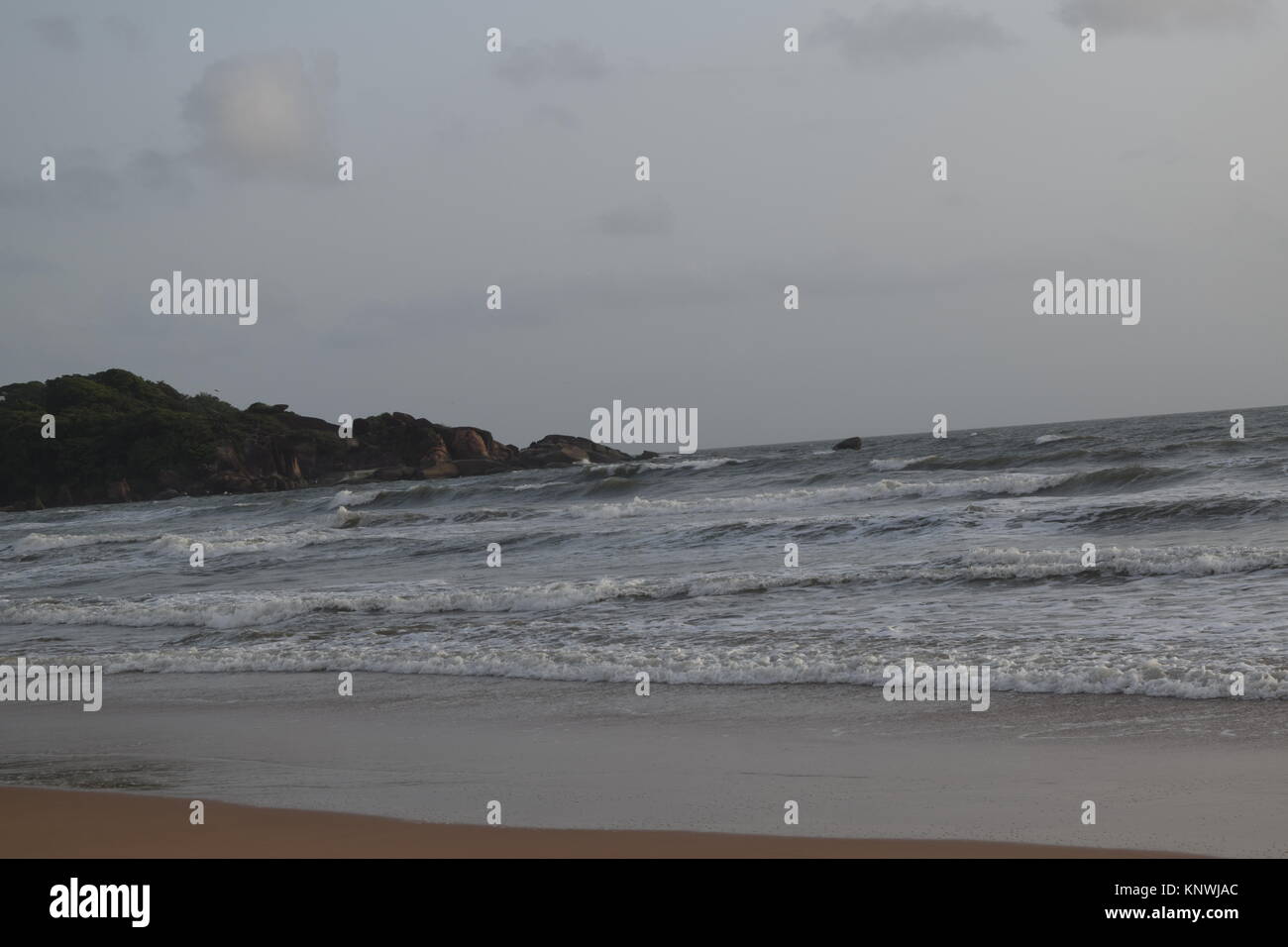 Spiaggia di sabbia di immagini su un giorno nuvoloso. Raffreddare la spiaggia con nessun popolo. Bellissima spiaggia sfondo per sito web o desktop. Mare / oceano / spiaggia vista. Foto Stock
