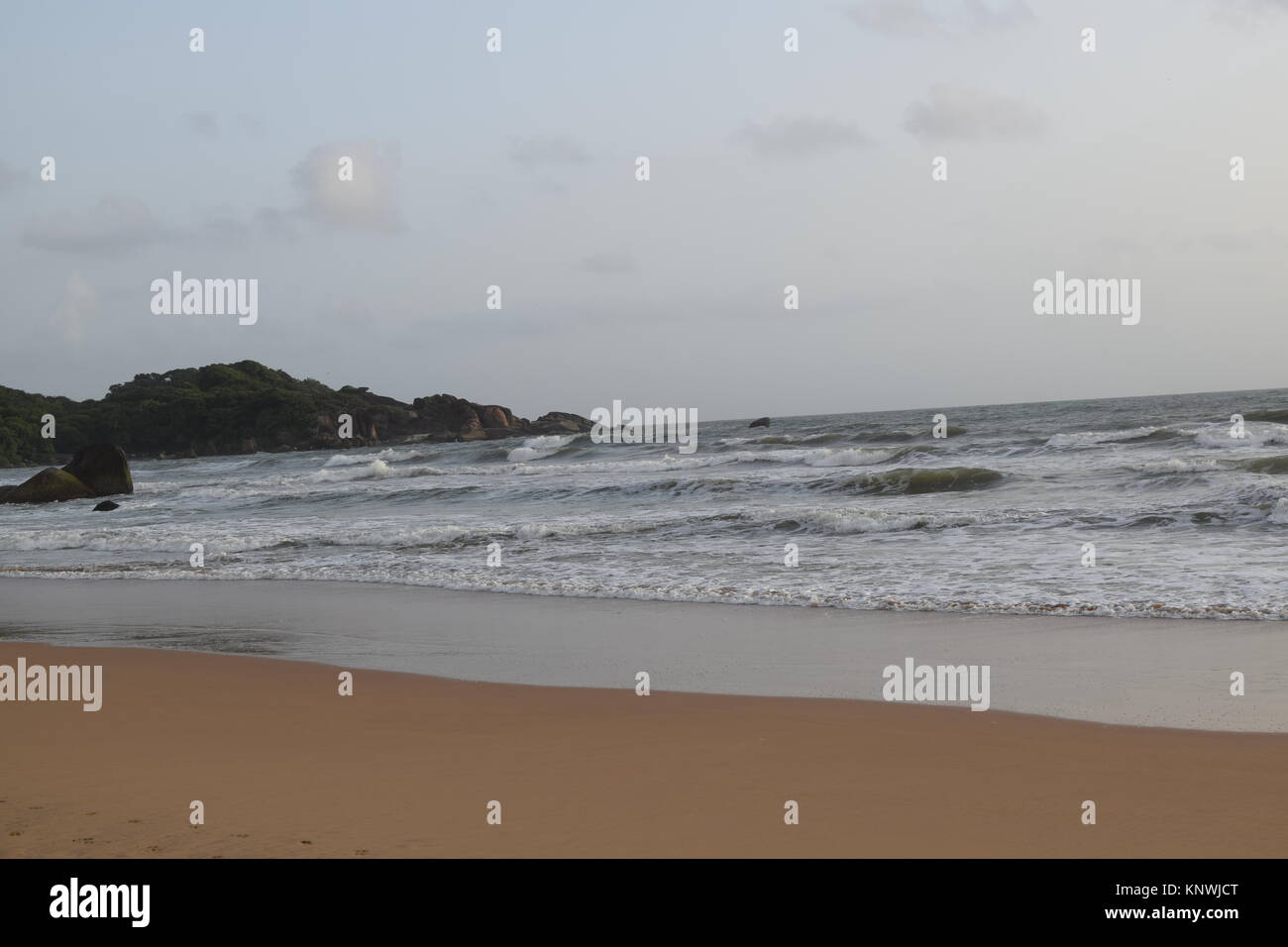 Spiaggia di sabbia di immagini su un giorno nuvoloso. Raffreddare la spiaggia con nessun popolo. Bellissima spiaggia sfondo per sito web o desktop. Mare / oceano / spiaggia vista. Foto Stock