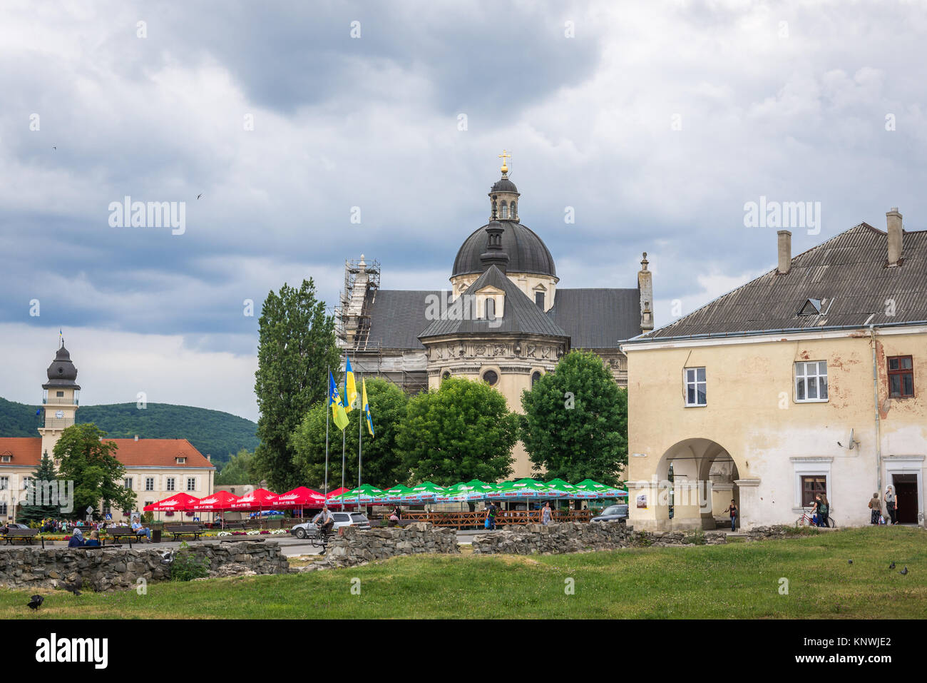 La Chiesa Collegiata di San Lorenzo e Piazza del Mercato della Città Vecchia in città Zhovkva, Oblast di Lviv in Ucraina occidentale. Town Hall sullo sfondo Foto Stock