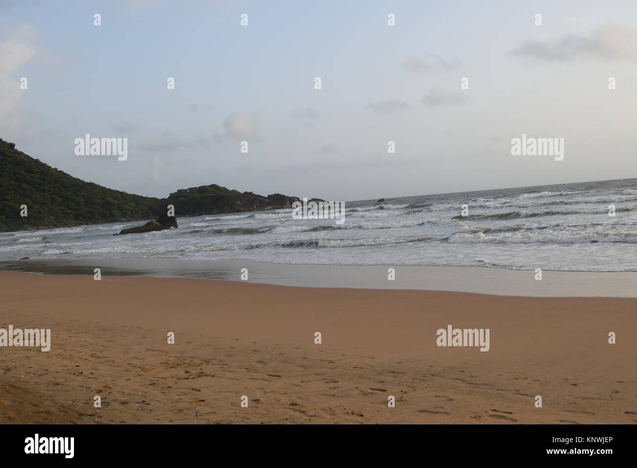 Spiaggia di sabbia di immagini su un giorno nuvoloso. Raffreddare la spiaggia con nessun popolo. Bellissima spiaggia sfondo per sito web o desktop. Mare / oceano / spiaggia vista. Foto Stock
