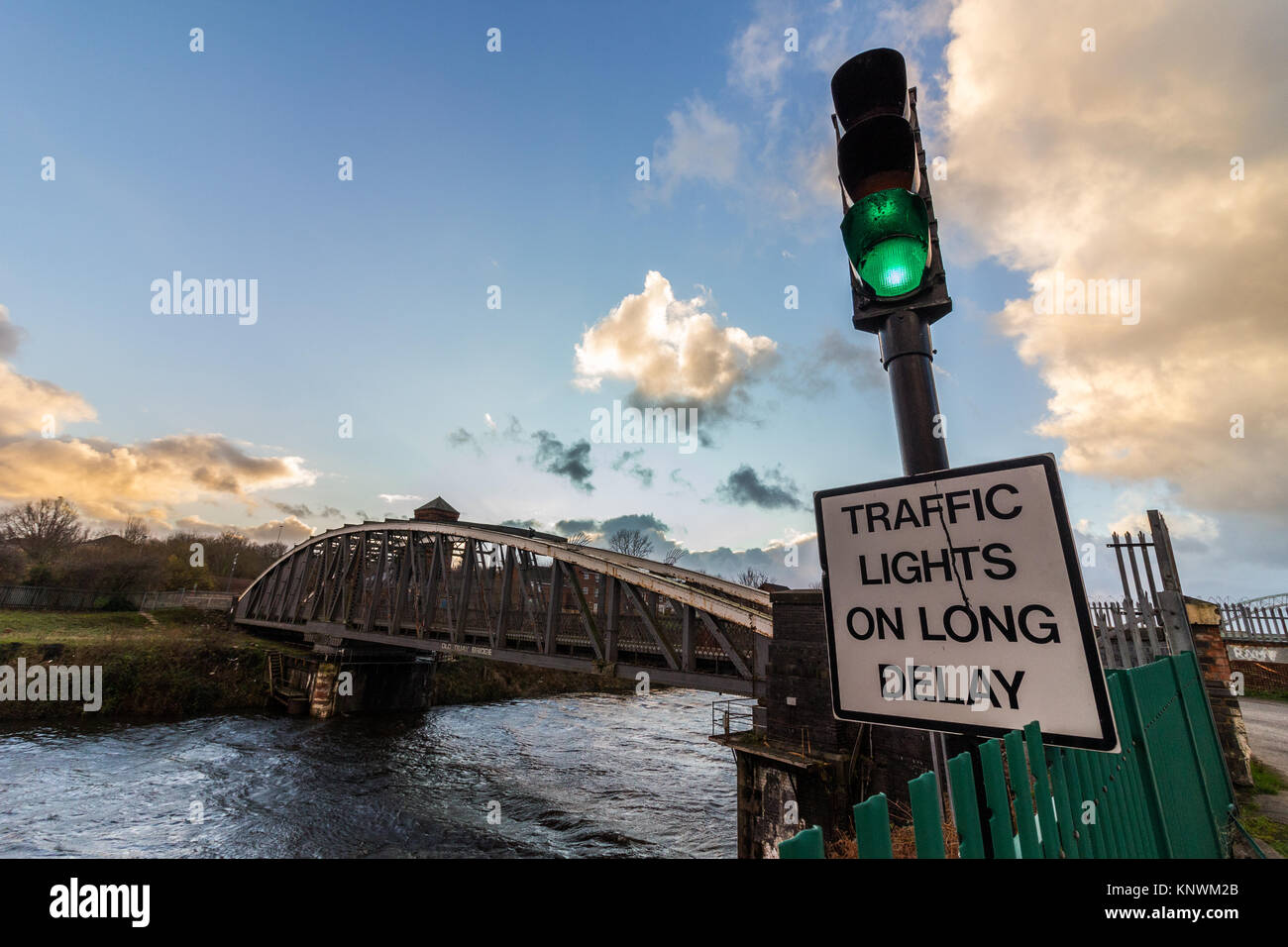 Acciaio ponte che attraversa il fiume Foto Stock