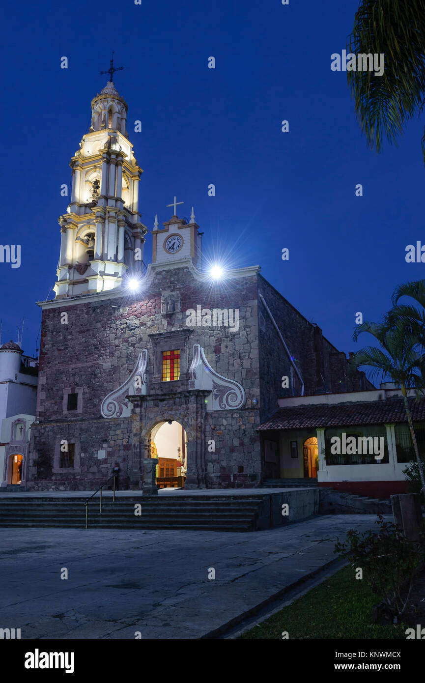 Vista notturna di Parroquia San Andres Apostol, Ajijic, Messico. Ajijic, Jalisco, Messico Foto Stock