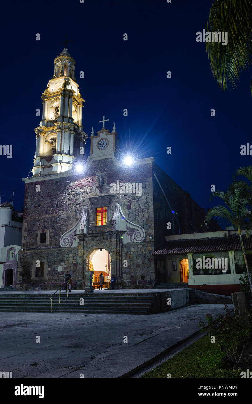 Vista notturna di Parroquia San Andres Apostol, Ajijic, Messico. Ajijic, Jalisco, Messico Foto Stock