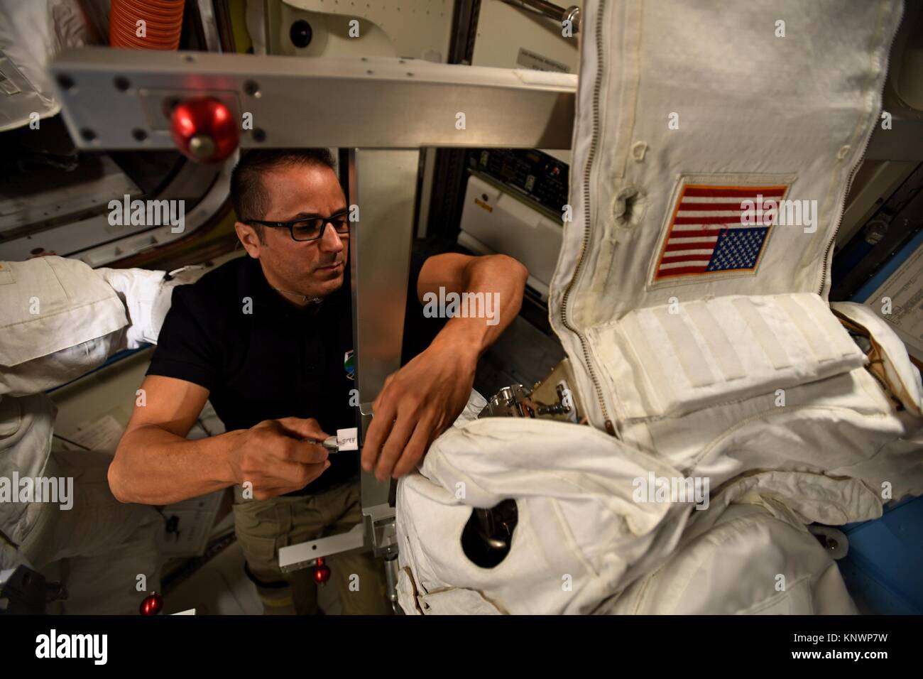 Expedition 53 astronauta americano Joe Acaba esegue la manutenzione di routine su EVA tute spaziali per i viaggi futuri di prossima uscita prevista per il mese di gennaio a bordo della Stazione Spaziale Internazionale il 12 dicembre 2017 in orbita intorno alla terra. Foto Stock