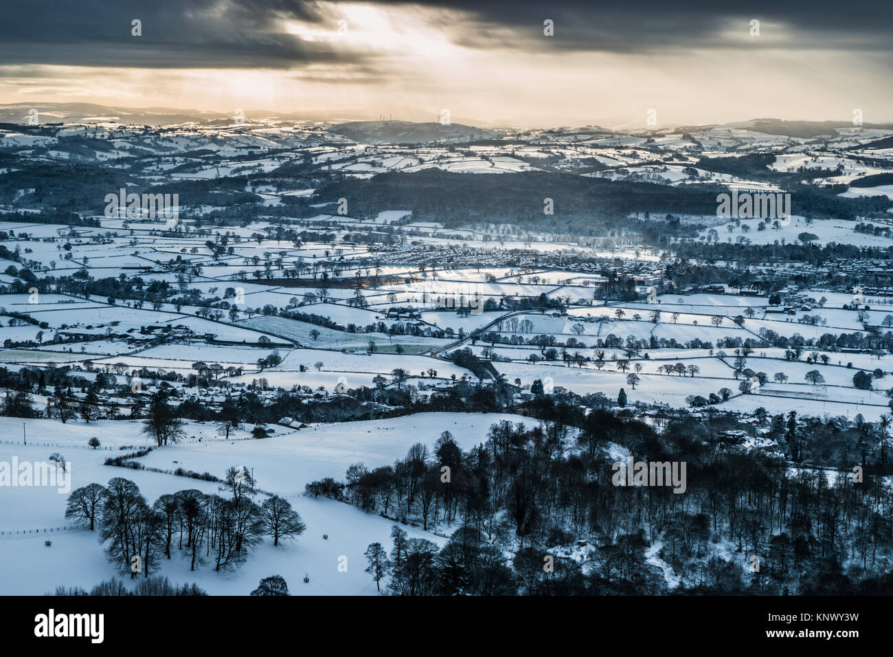 Ingombro con la presa sulla neve sulle piste di Moel Famau, Denbighshire, Nord Wale UK. Foto Stock