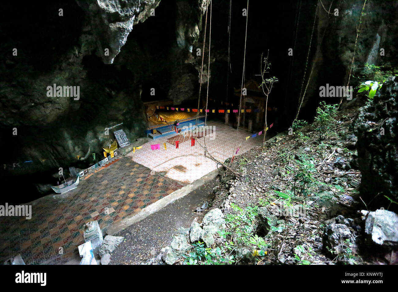 Le grotte di uccisione della Cambogia, Battambang, dove erano molte migliaia di vittime sono state assassinate. Le ossa di bambini continuano ad emergere dal suolo. Foto Stock